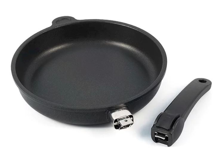 Induction frying pan with detachable handle